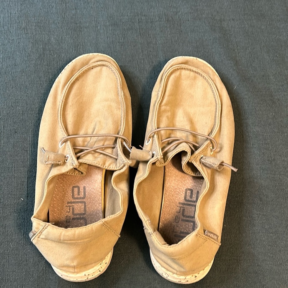 Hey Dude Sz 7 loafer